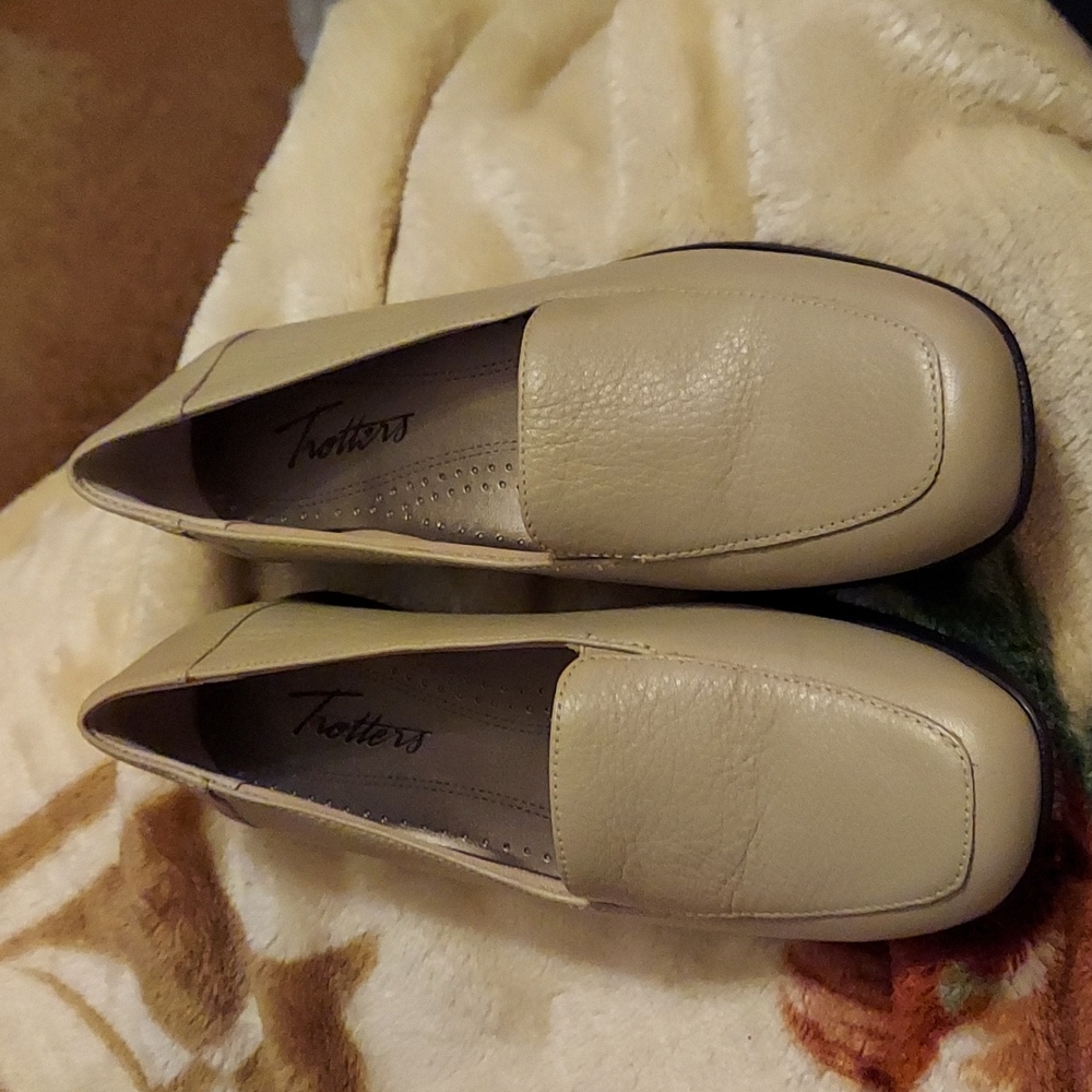 Women's Trotters shoes